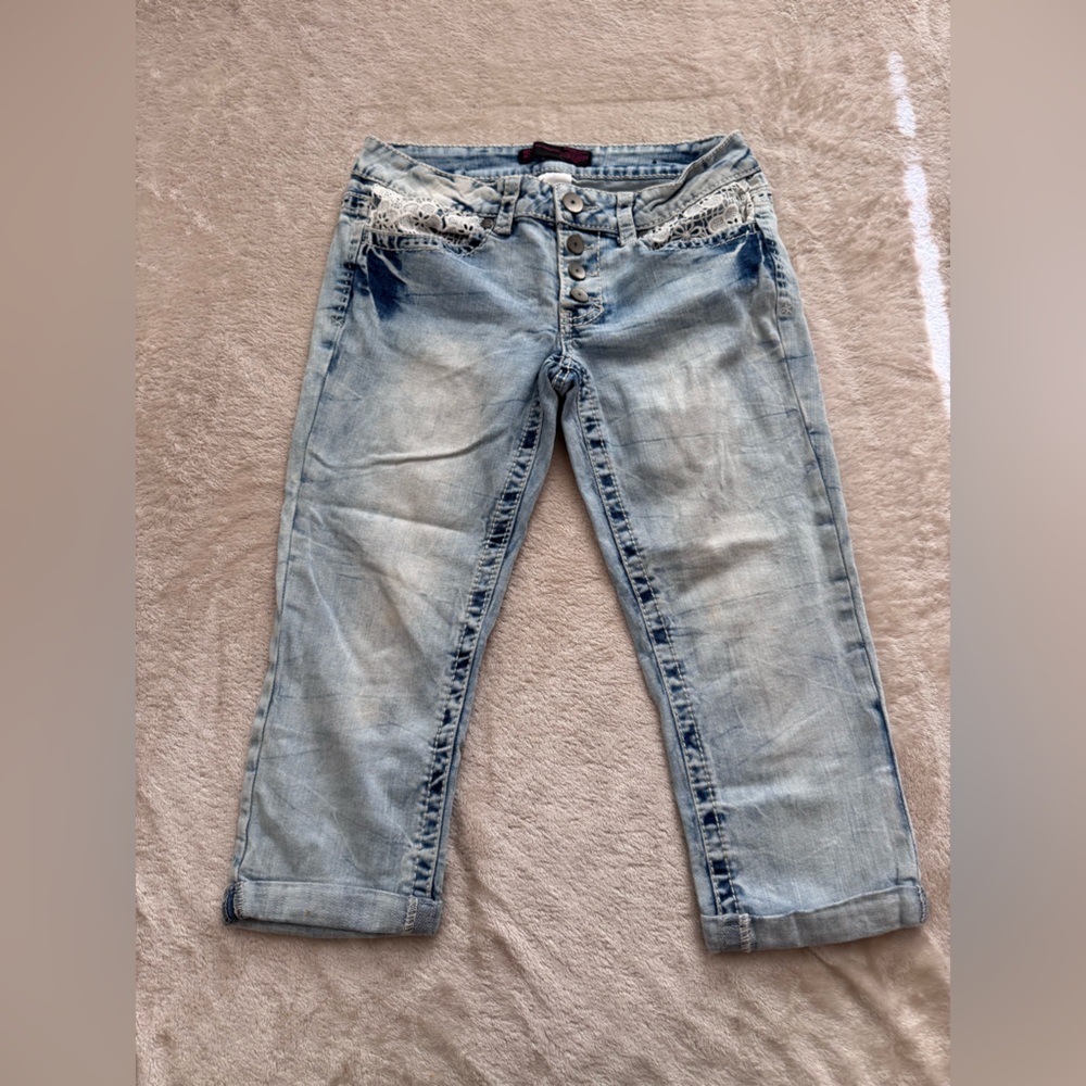 No Boundaries Light Wash Skinny Kapris with Lace Detail